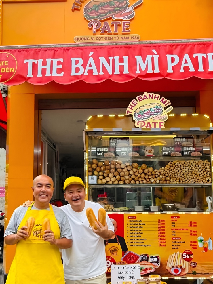 Đầu bếp Quốc Võ đến ăn bánh mì tại xe của Quốc Thuận.