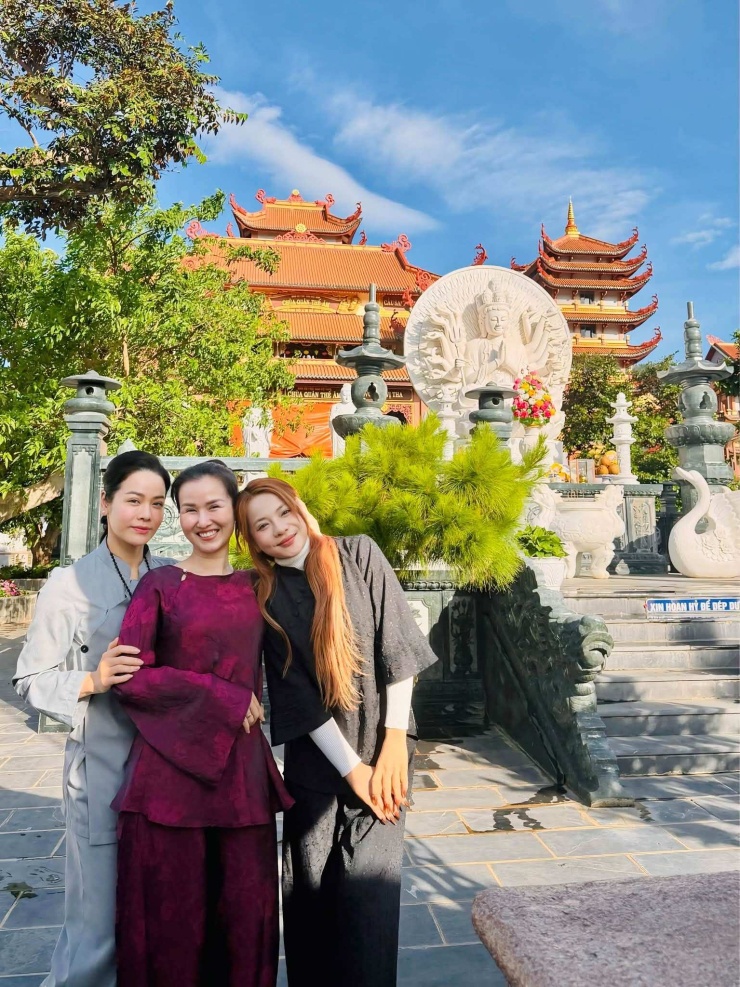 Nhật Kim Anh, Võ Hạ Trâm và Bảo Yến Rosie (từ trái sang) khi đi tu tập tại Lâm Đồng.