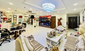 Bạn trai U60 sửa sang căn hộ 200 m2 cho Phi Thanh Vân