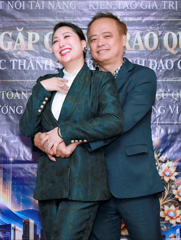 Phi Thanh Vân và bạn trai tại một sự kiện giữa tháng 10.