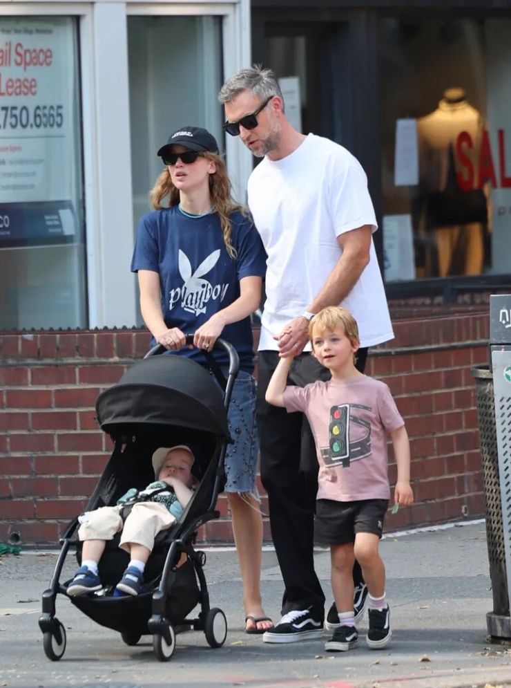 Jennifer Lawrence bên chồng và hai con hồi tháng 8. Ảnh: Backgrid
