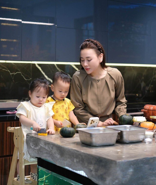 Phương Oanh ở tuổi 37 tận hưởng cuộc sống bên cặp song sinh đáng yêu - 7