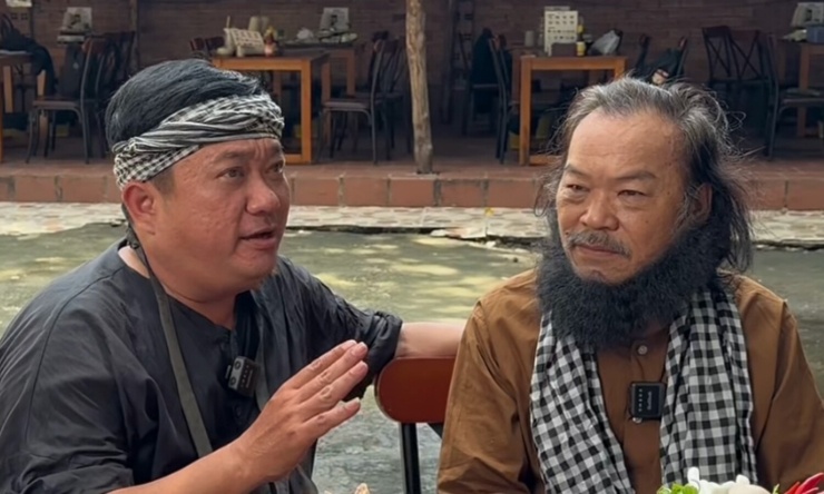 Diễn viên Lê Quang (phải) ở tuổi gần 70, cùng Phùng Ngọc ôn hoài niệm thời đóng phim, tại TP HCM. Ảnh: Nhân vật cung cấp