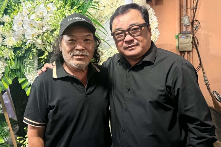 "Võ Tòng" Lê Quang và đạo diễn Phương Điền tại lễ tang đạo diễn Nguyễn Vinh Sơn, hôm 24/10. Ảnh: Nhân vật cung cấp