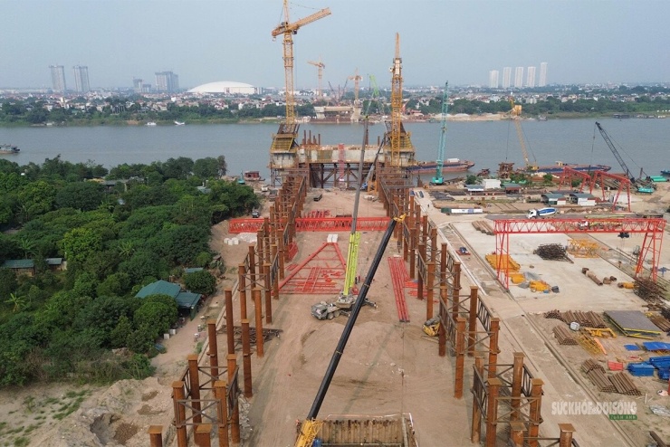 Hàng loạt cọc thép và hệ kết cấu tạm được bố trí trên sông Hồng, phục vụ thi công cầu Tứ Liên. Ảnh: Tuấn Anh
