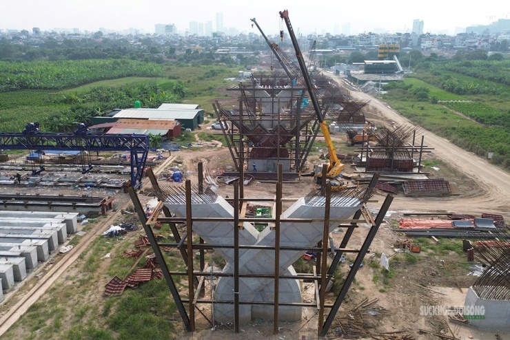 Hệ thống trụ cầu dẫn dần định hình trên tuyến đường dẫn lên cầu Tứ Liên. Ảnh: Tuấn Anh
