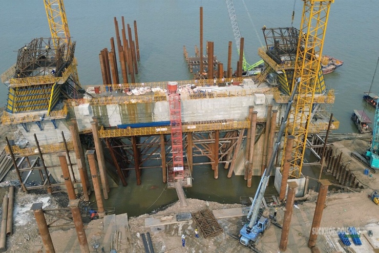 Kết cấu bê tông, cốt thép và hệ ván khuôn tại khu vực trụ tháp chính cầu Tứ Liên. Ảnh: Tuấn Anh