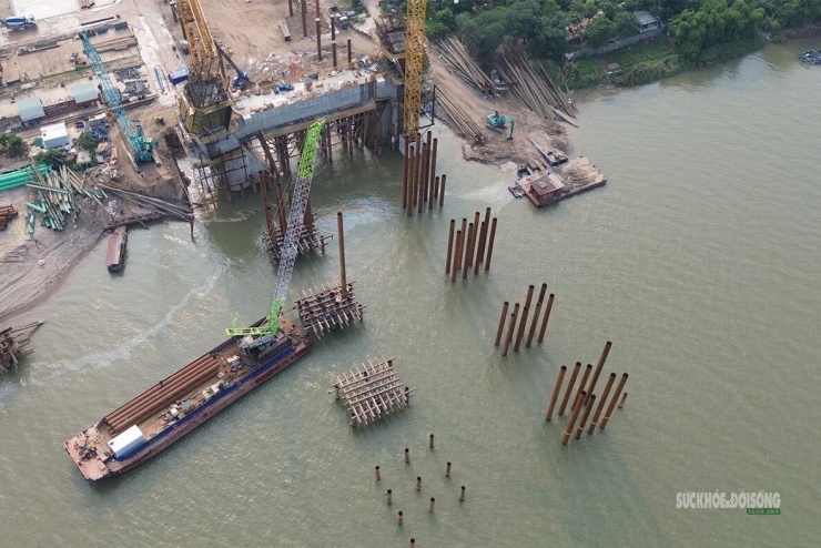 Hàng loạt vị trí móng, trụ cầu được triển khai dọc tuyến đường dẫn qua khu vực đất nông nghiệp. Ảnh: Tuấn Anh