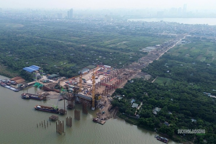 Trụ tháp chính và đường dẫn cầu Tứ Liên đang hình thành. Ảnh: Tuấn Anh