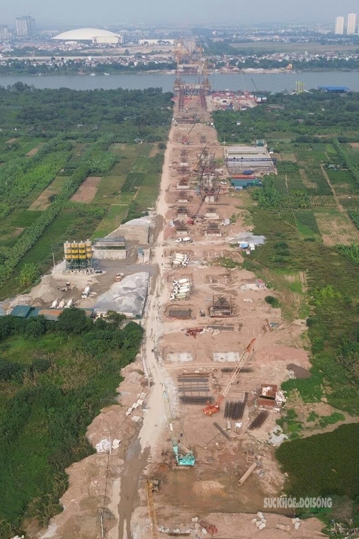 Đại công trường cầu Tứ Liên trải dài từ bờ sông Hồng vào khu vực đường dẫn, từng bước hình thành trục kết nối mới của Thủ đô. Ảnh: Tuấn Anh