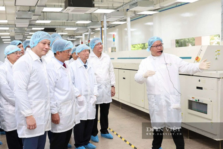 Lãnh đạo TP.HCM cùng các chuyên gia, nhà khao học trải nghiệm tại phòng kiểm thử vi mạch của Trung tâm đào tạo thuộc Khu Công nghệ cao. Ảnh: HV