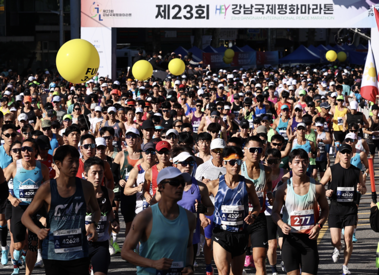 Các VĐV xuất phát tại giải Marathon Hòa bình Quốc tế Gangnam lần thứ 23, trên đường Bongeunsa-ro, quận Gangnam, Seoul, Hàn Quốc ngày 5/10/2026. Ảnh: News1