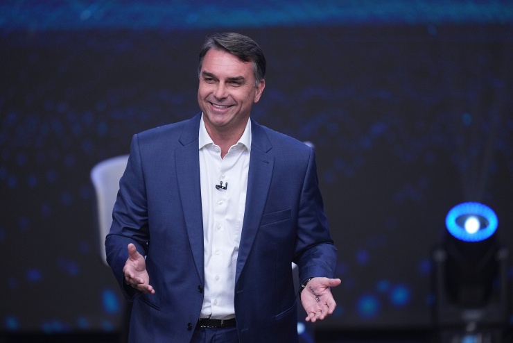 Ông Flavio Bolsonaro trong cuộc tranh luận trên truyền hình ở Sao Paulo, Brazil ngày 18/10. Ảnh: AP