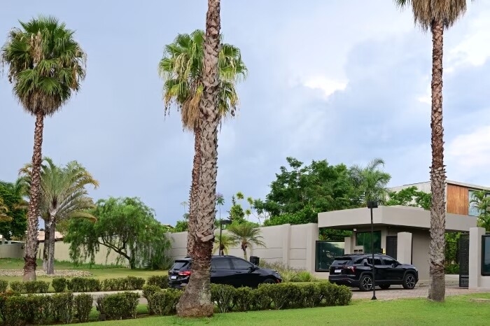 Đoàn xe tiến vào nơi ở của ông Flavio ở Brasilia ngày 26/10. Ảnh: AFP