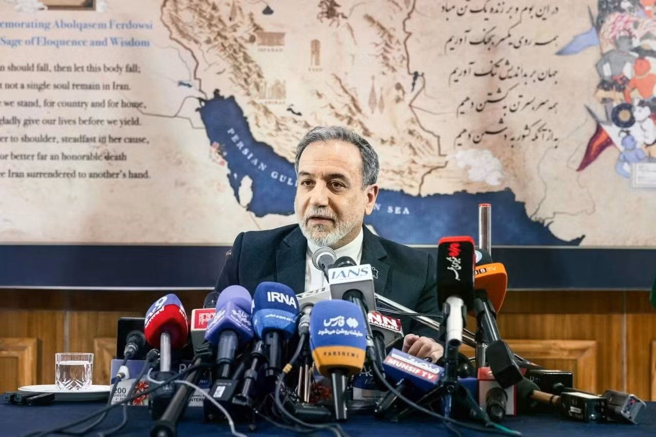 Ngoại trưởng Iran nêu điều kiện mở lại eo biển Hormuz