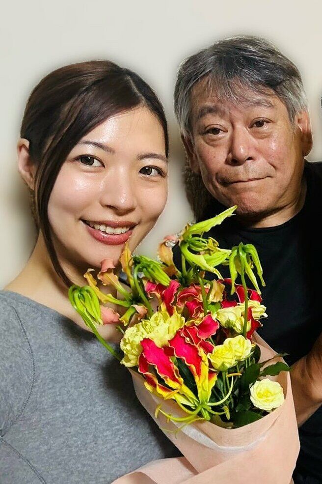 Okayama Hajime và vợ. Ảnh: X