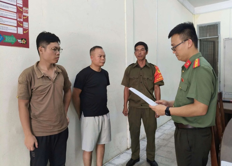 Cơ quan An ninh điều tra Công an TP Đà Nẵng tống đạt các quyết định đối với Chu Đức Anh (áo đen) và Nguyễn Trung Hiếu (ngoài cùng bên trái).