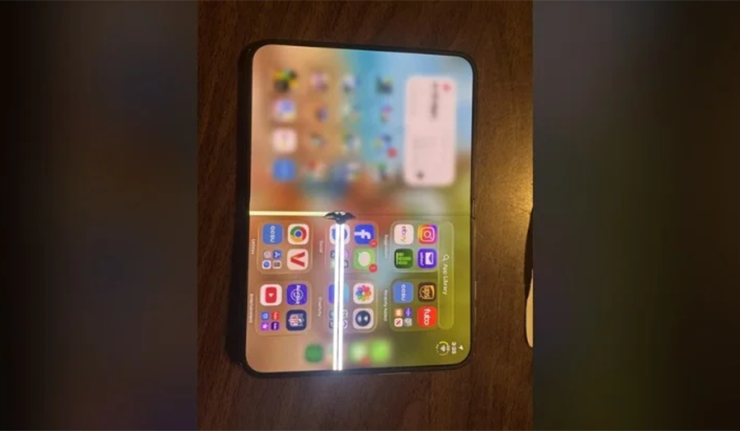 Một chiếc iPhone Duo bị nút sọc màn hình. Ảnh: Ảnh: Reddit