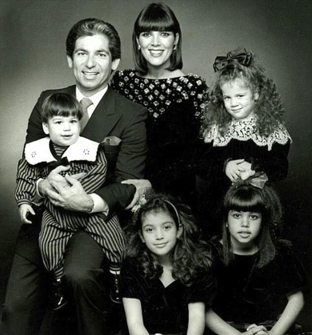 Bà Kris Jenner bên chồng, Robert Kardashian, và bốn người con lúc nhỏ: Kourtney, Kim, Khloe và Rob Kardashian. Ảnh: Instagram Kardashian