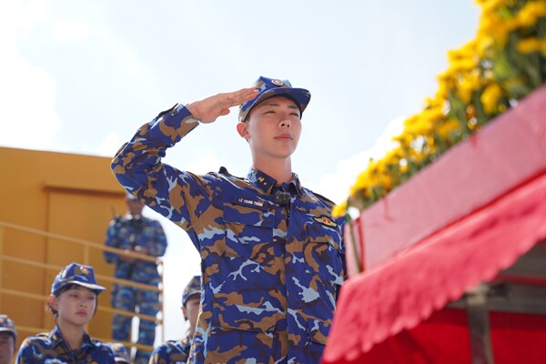 Erik (Lê Trung Thành) xúc động khi tham gia nghi lễ chào cờ trên boong tàu.