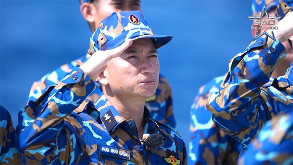 Phan Mạnh Quỳnh trong nghi lễ chào cờ trên tàu.