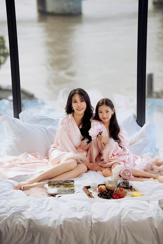 Hà Kiều Anh xinh đẹp bên con gái khi đi du lịch ở Anh.