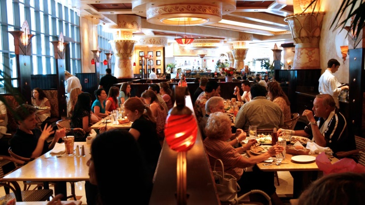 Bên trong một nhà hàng của Cheesecake Factory ở California. Ảnh: Los Angeles Times