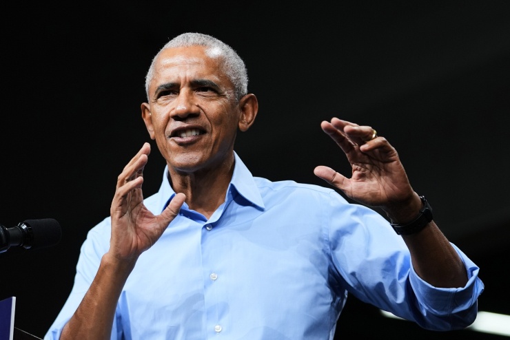 Cựu tổng thống Mỹ Barack Obama phát biểu tại một cuộc vận động cử tri ở Detroit hôm 24/10. Ảnh: AP