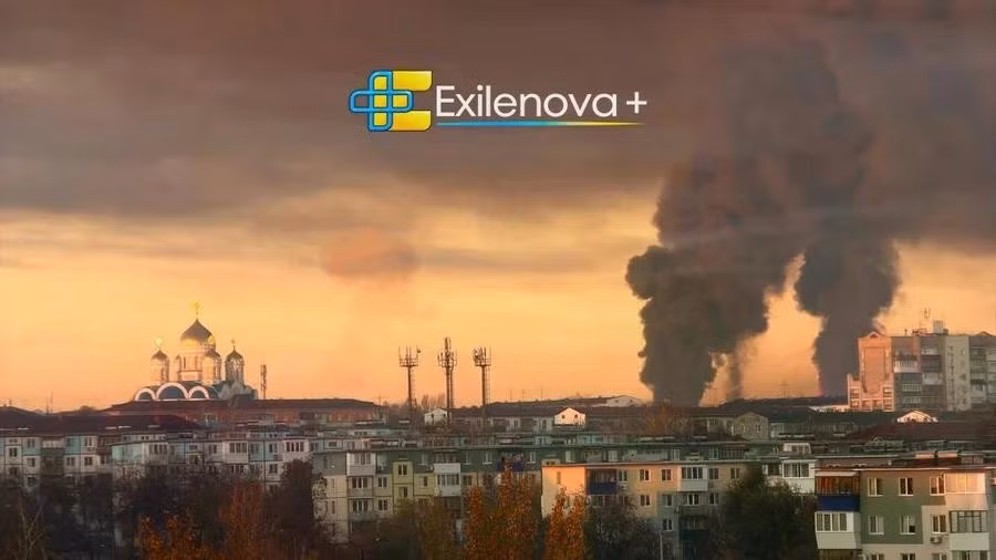 Khói bốc lên từ nhà máy lọc dầu Novokuibyshevsk. (Ảnh: Exilenova+)