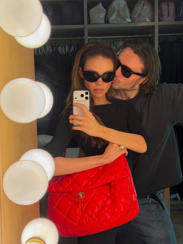 Brooklyn đăng ảnh chụp hình trước gương cùng vợ. Ảnh: Instagram Brooklyn Beckham