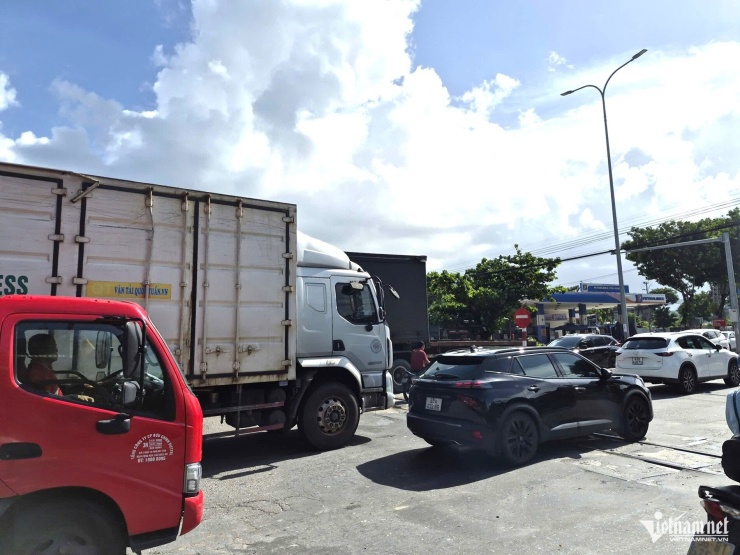 Khu vực gác chắn Nguyễn Tất Thành phương tiện trọng tải lớn di chuyển qua mỗi ngày rất đông. Ảnh: Hồ Giáp