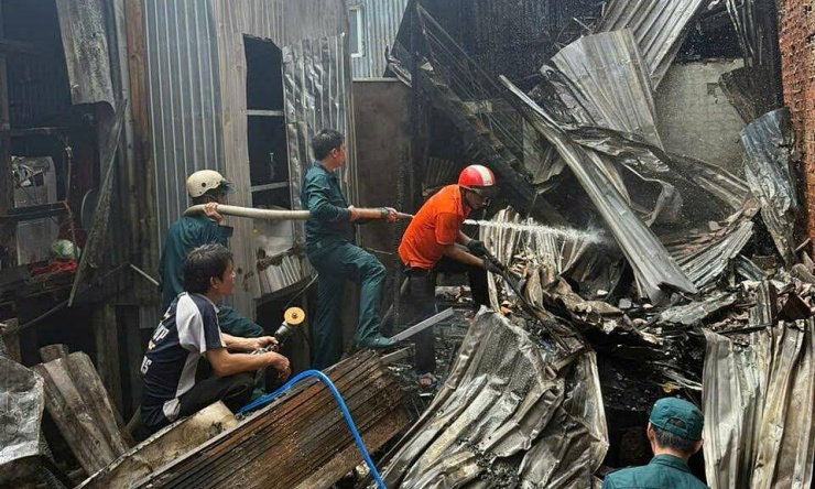 Hỏa hoạn khiến mái tôn nhà cháy đổ sập. Ảnh: Phương Vũ