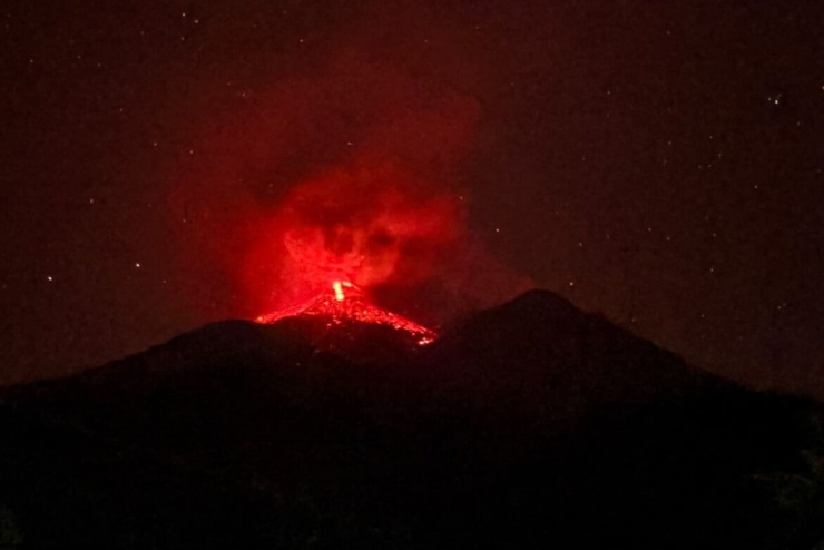 Núi lửa Karangetang ở tỉnh Bắc Sulawesi, Indonesia, phun trào hôm 29/10. Ảnh: Cơ quan cứu hộ Bắc Sulawesi