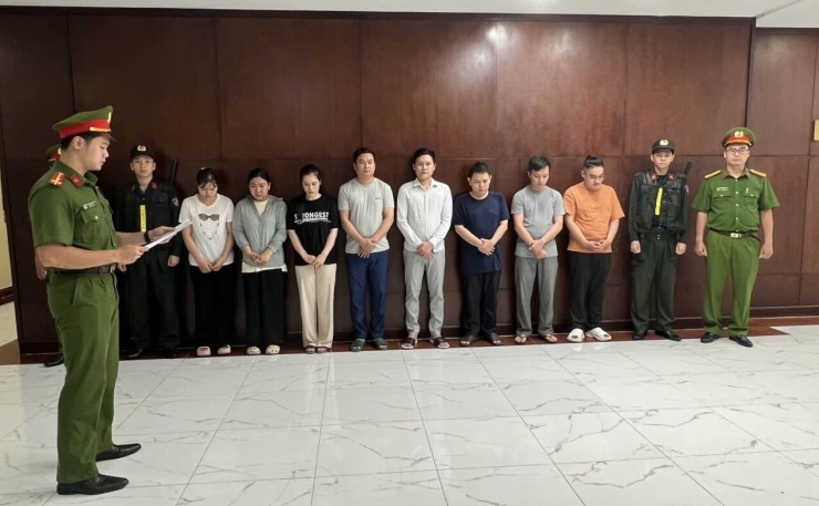 Cơ quan Cảnh sát điều tra Công an Thành phố tống đạt quyết định khởi tố đối với các đối tượng liên quan