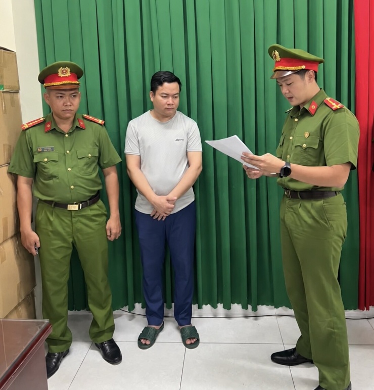 Bắt tạm giam Nguyễn Hoài Phong