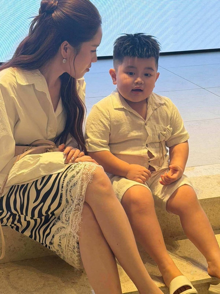 Ảnh sao 31/10: Lê Phương mặc gợi cảm đi ăn tối với chồng - 8
