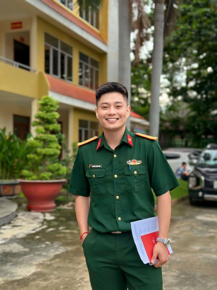 Nguyễn Xuân Dũng hiện đang công tác tại Đoàn Văn công Quân khu 7