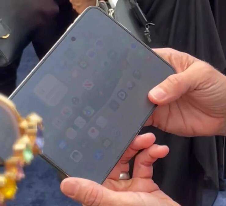 Trải nghiệm màn hình iPhone Duo đã bắt đầu gây lo ngại ngay khi John Ternus khoe máy tại lễ trao giải Emmy lần thứ 78.