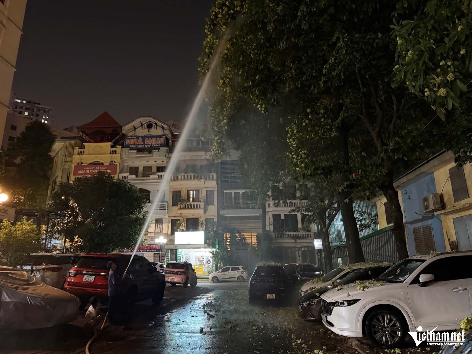 Khu chung cư ở Hà Nội dùng vòi phun nước để ứng phó với mùi hoa sữa