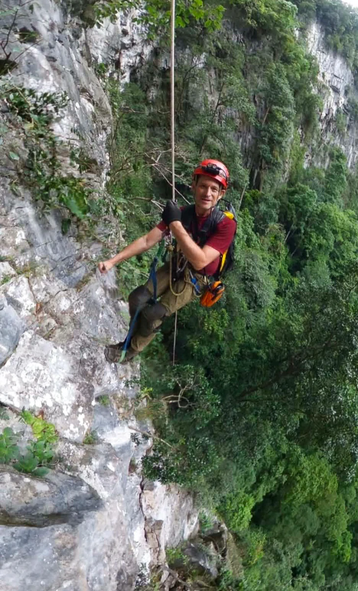 Anh Úy (bên trái) và ông Kevin Ditamore cùng để ý đến vệt đen trên Google Earth. Ảnh: Jungle Boos.