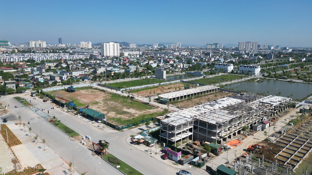 Khu dân cư Quảng Thành của Công ty Đông Á nằm ở vị trí đắc địa, sát đường tránh quốc lộ 1A, đã được chủ đầu tư cơ bản thi công xong hạ tầng giao thông, đường điện... Ảnh: Lam Sơn