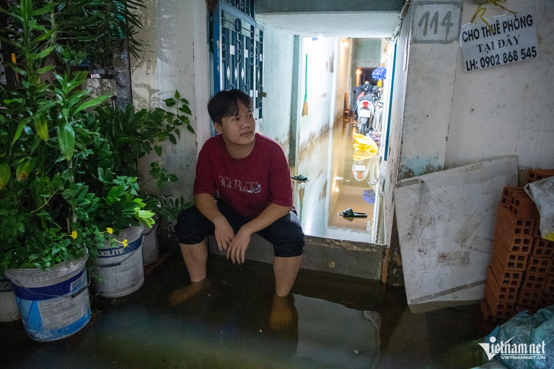 Dù đã chủ động tìm nhiều biện pháp ứng phó và nắm trước lịch triều cường, người dân vẫn bất lực nhìn nước tràn vào nhà.