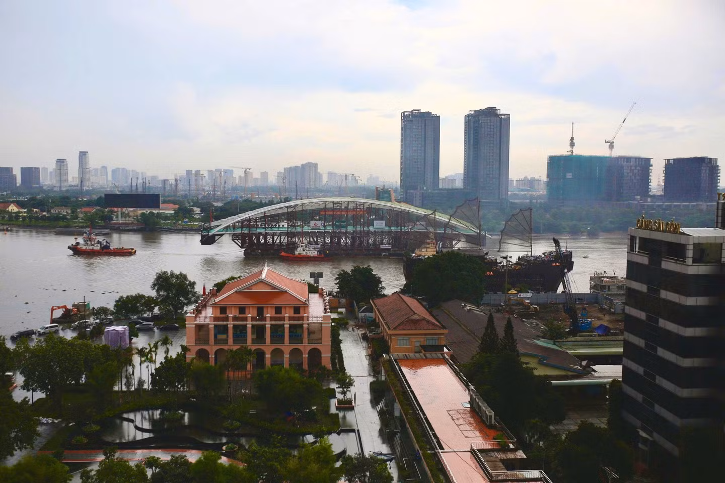 Khoảng 14h45 cùng ngày, sà lan chở nhịp vòm thép hình lá dừa nước dài 187 m đi qua khu vực Bến Nhà Rồng, tiến gần công trường cầu đi bộ qua sông Sài Gòn.