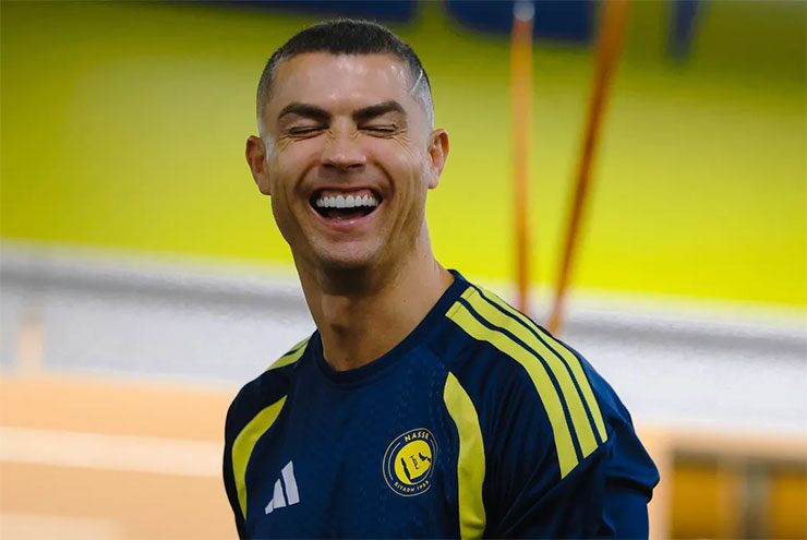 Ronaldo cười tươi và diện kiểu tóc mới khi trở về Saudi Arabia