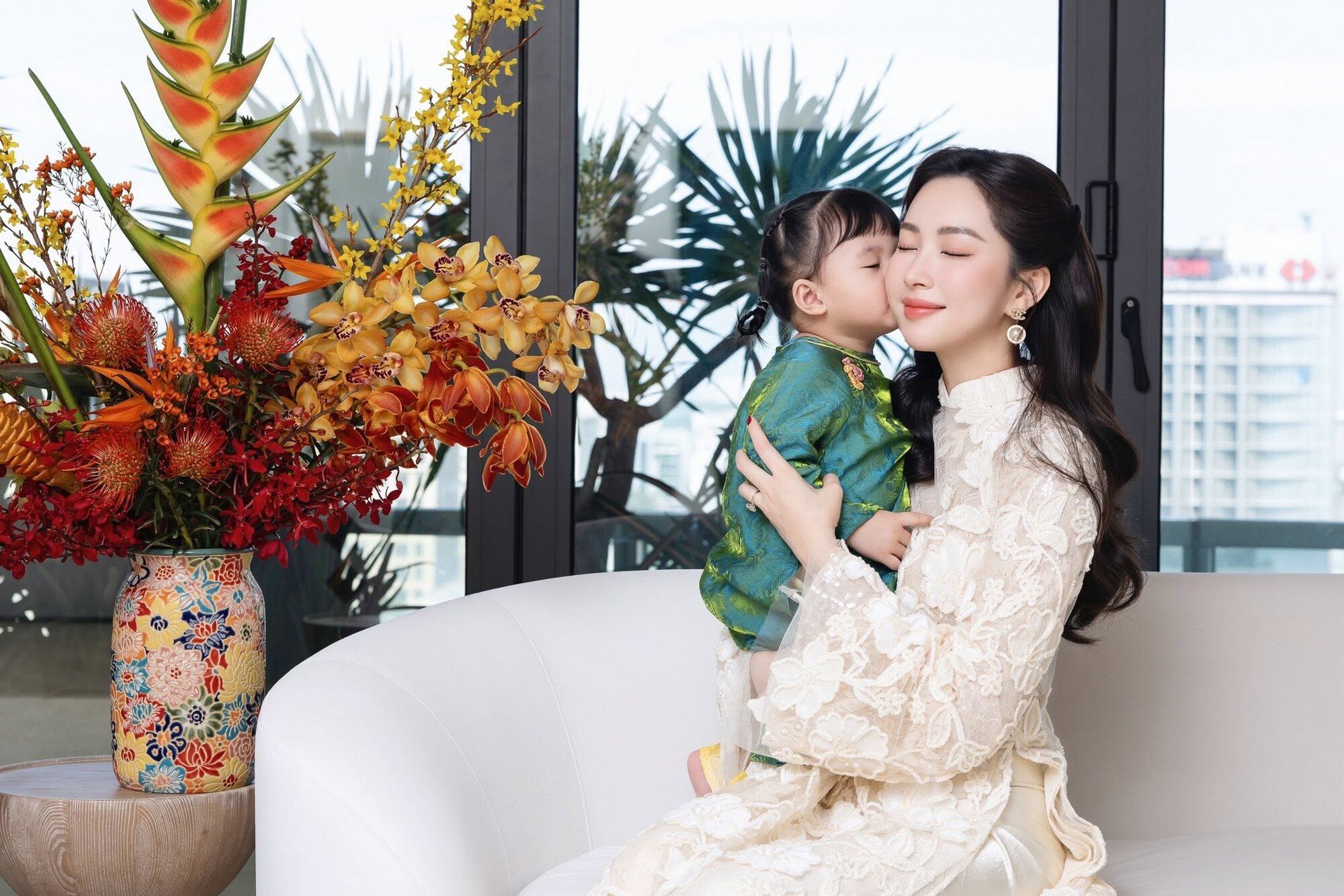 Đặng Thu Thảo từng là một trong những gương mặt nhận được nhiều sự quan tâm của showbiz Việt sau khi đăng quang Hoa hậu Việt Nam 2012. Thế nhưng sau khi kết hôn, cô lựa chọn một hướng đi khá khác: Giảm xuất hiện trước công chúng, dành nhiều thời gian hơn cho gia đình và đồng hành cùng chồng trong cuộc sống cũng như công việc.