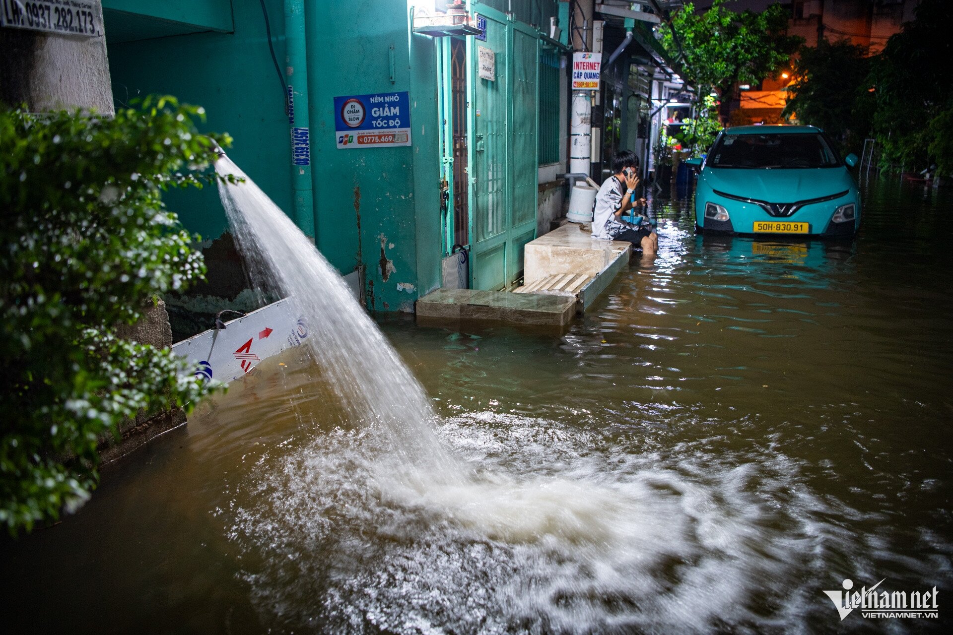 Dù đã chủ động tìm nhiều biện pháp ứng phó và nắm trước lịch triều cường, người dân vẫn bất lực nhìn nước tràn vào nhà.