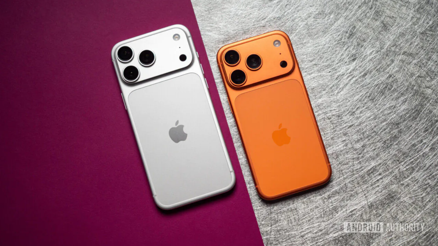 iPhone 18 Pro Max (trái) và iPhone 17 Pro Max (phải).