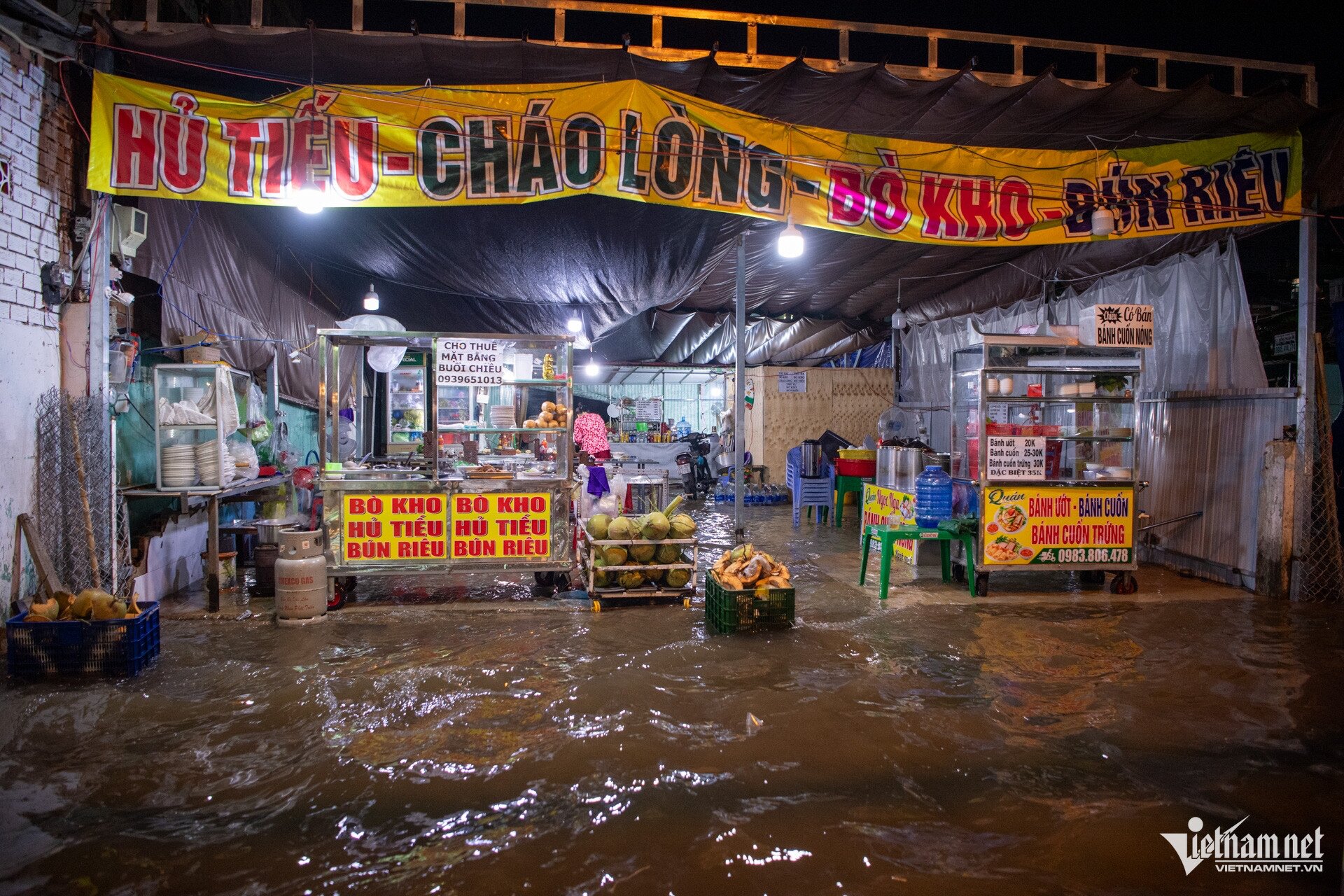 Anh Huỳnh Anh Đẳng, chủ quán cơm gà trên đường Bùi Văn Ba, cho biết việc kinh doanh bị ảnh hưởng mỗi mùa triều cường do nước ngập khiến thực khách ngại vào quán ngồi ăn. May mắn, nhiều người vẫn ghé mua mang về, giúp quán duy trì hoạt động.
