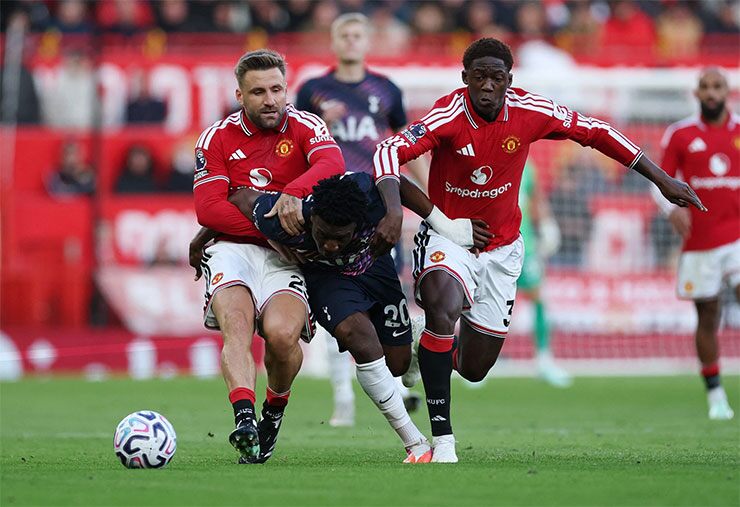 MU trên sân nhà để cho Tottenham đang đứng ở nhóm xuống hạng ép sân