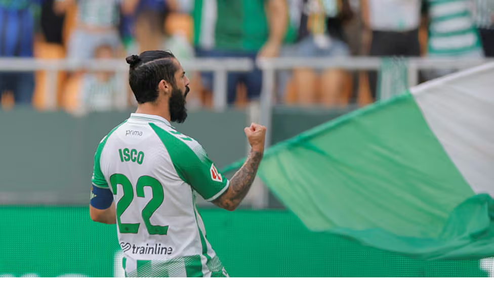 Isco mở tỷ số cho Betis từ quả penalty